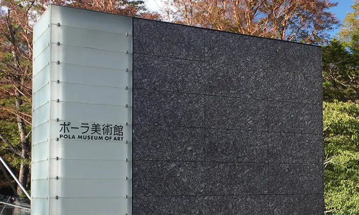 空間に寄り添う、静謐な文字